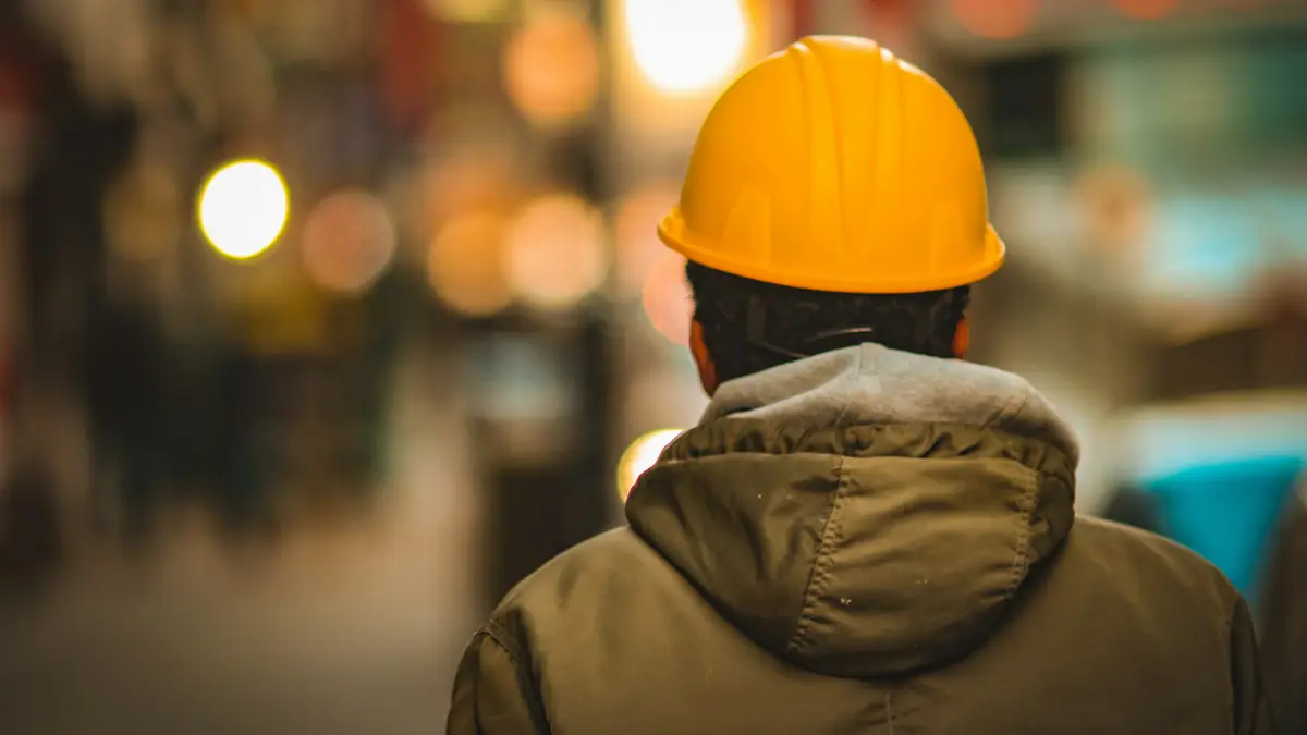 Công nhân đội mũ bảo hộ tại công trường